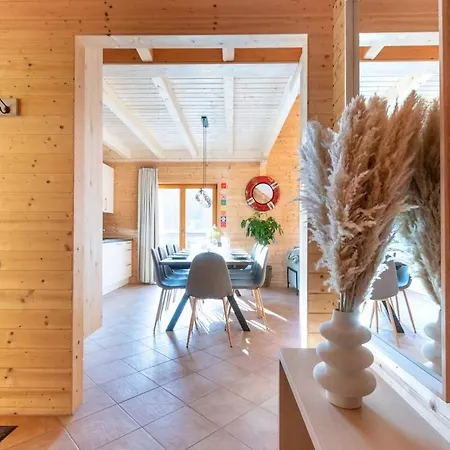 Wellness-chalet Am Badesee Fuer Bis Zu 10 Personen Vila